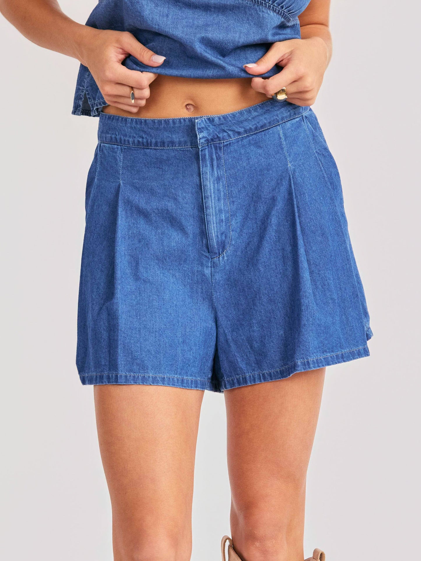 Rango Pleated Shorts in Dark Chambray - detail view